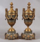 Lote 93: PAR DE ANFORAS FRANCESAS DE MARMOL Y BRONCE. Lote 93: PAR DE ANFORAS FRANCESAS DE MARMOL Y BRONCE. PAR DE ANFORAS FRANCESAS DE MARMOL Y BRONCE.