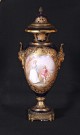 Lote 81: ANFORA DE PORCELANA FRANCESA CON TAPA. Lote 81: ANFORA DE PORCELANA FRANCESA CON TAPA. ANFORA DE PORCELANA FRANCESA CON TAPA.