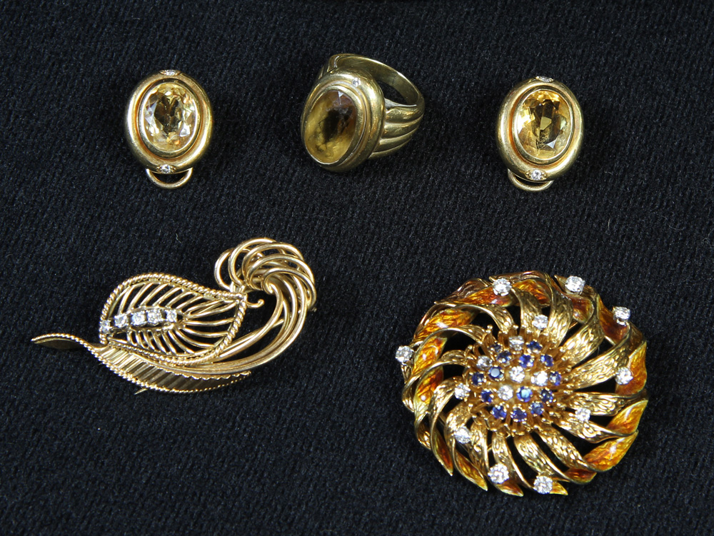 Lotes 652 y 651: 
CONJUNTO FORMADO POR ANILLO Y PAR DE AROS DE ORO. 
DOS BROCHES DE ORO Y DIAMANTES DIFERENTES. 