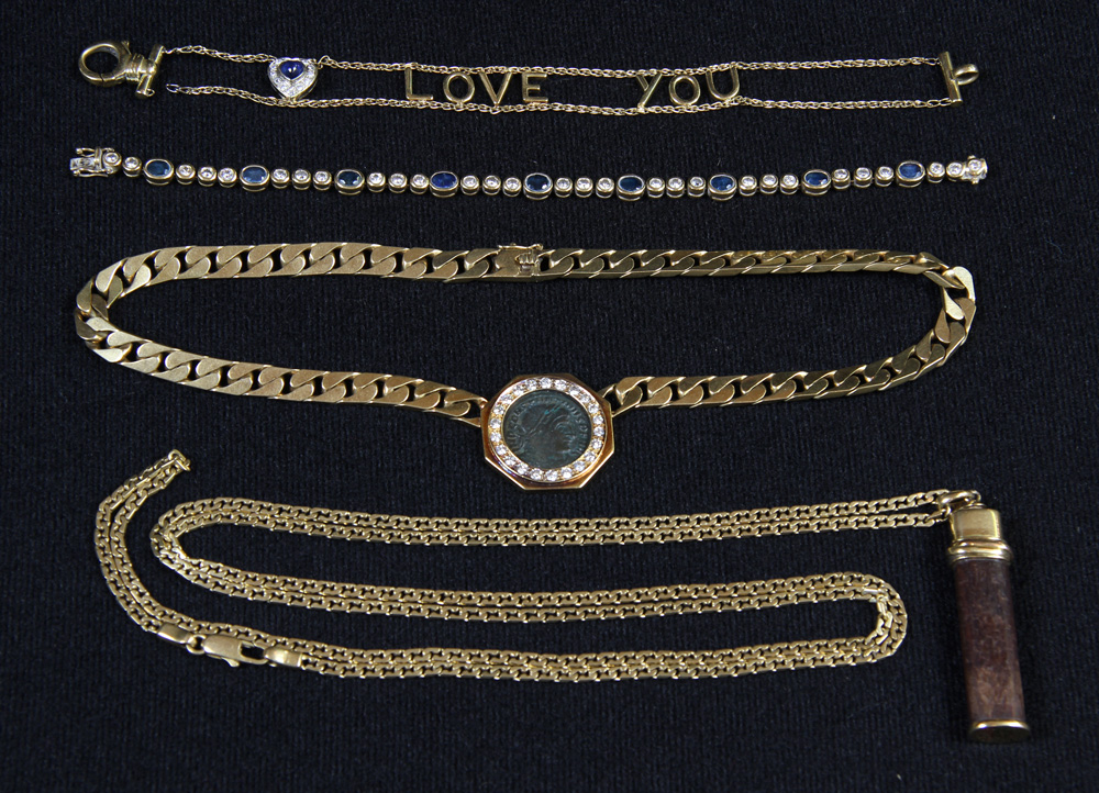 Lotes 653 y 654: 
DOS PULSERAS DIFERENTES DE ORO Y BRILLANTES. 
DOS COLLARES DIFERENTES CON CADENAS DE ORO.  