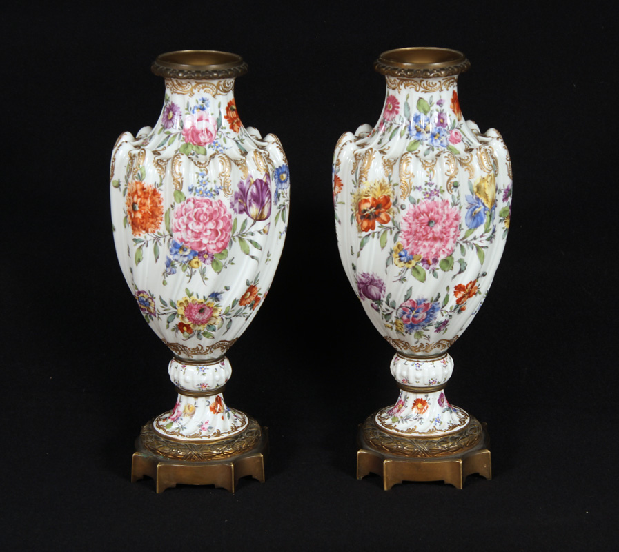  PAR DE ANTIGUOS VASOS DE PORCELANA ALEMANA DE HOECHST.