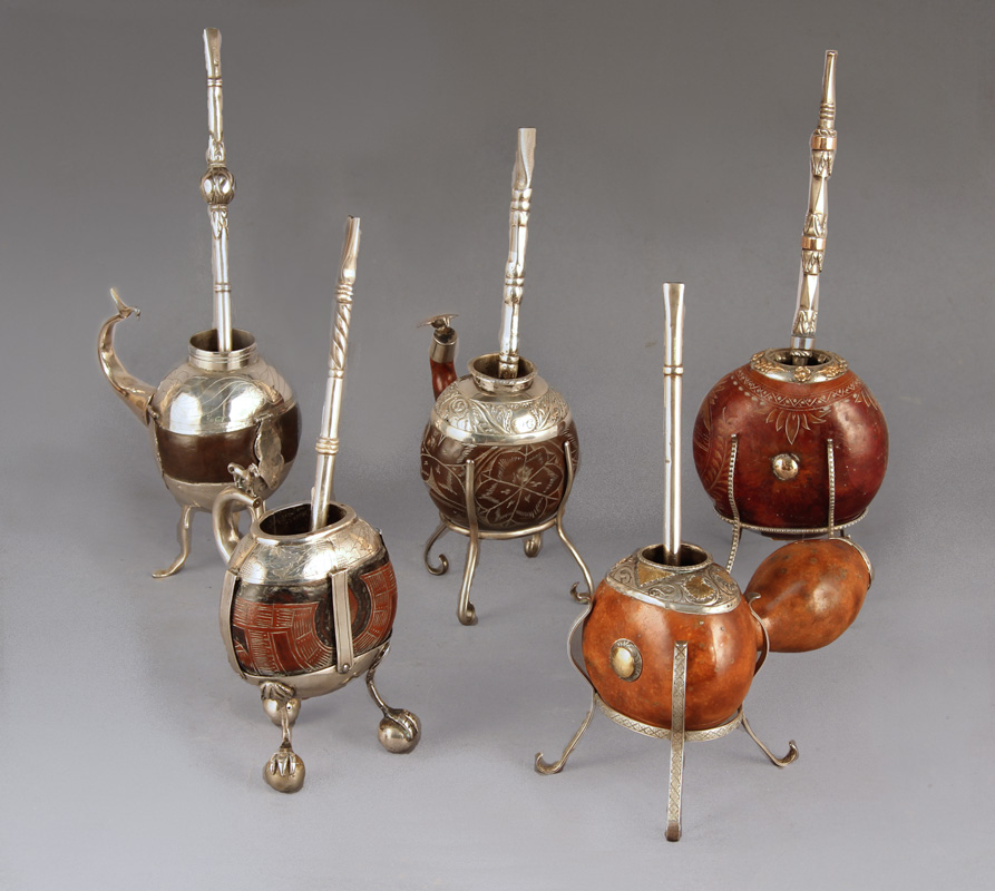 Lotes 553, 551, 470, 549 y 552: 
MATE DEL NOROESTE ARGENTINO SIGLO XIX.
MATE DE CALABAZA CON RABITO EN EL FRENTE.
ANTIGUO MATE DE CALABAZA GALLETA COLORADA.
MATE GALLETA DE CALABAZA CON RABITO.
MATE DE CALABAZA RUBIA CON PROMINENTE ASA.