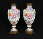 Lote 697: PAR DE ANTIGUOS VASOS DE PORCELANA ALEMANA DE HOECHST. Lote 697: PAR DE ANTIGUOS VASOS DE PORCELANA ALEMANA DE HOECHST. PAR DE ANTIGUOS VASOS DE PORCELANA ALEMANA DE HOECHST.