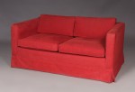 Lote 243: PEQUEÑO SOFA CONFORTABLE PARA DOS CUERPOS. PEQUEÑO SOFA CONFORTABLE PARA DOS CUERPOS.