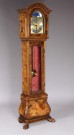 Lote 257: RELOJ DE PIE CON CAJA DE MADERA ENCHAPADA EN NOGAL. Lote 257: RELOJ DE PIE CON CAJA DE MADERA ENCHAPADA EN NOGAL. RELOJ DE PIE CON CAJA DE MADERA ENCHAPADA EN NOGAL.
