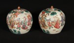 Lote 725: PAR DE ANTIGUOS POTICHES CHINOS DE PORCELANA CON TAPAS. Lote 725: PAR DE ANTIGUOS POTICHES CHINOS DE PORCELANA CON TAPAS. PAR DE ANTIGUOS POTICHES CHINOS DE PORCELANA CON TAPAS.