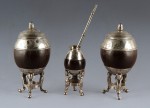 Lote 480: CONJUNTO DE MATE, YERBERA Y AZUCARERA DE CALABAZA OSCURA. Lote 480: CONJUNTO DE MATE, YERBERA Y AZUCARERA DE CALABAZA OSCURA. CONJUNTO DE MATE, YERBERA Y AZUCARERA DE CALABAZA OSCURA.