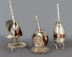 Lotes 486, 484 y 466:
CURIOSO MATE EN FORMA DE PAVO CON SALVILLA.
INTERESANTE MATE DE CALABAZA GALLETA ANTIGUO.
ANTIGUO MATE DE CALABAZA OVOIDE TALLADA. Lotes 486, 484 y 466:
CURIOSO MATE EN FORMA DE PAVO CON SALVILLA.
INTERESANTE MATE DE CALABAZA GALLETA ANTIGUO.
ANTIGUO MATE DE CALABAZA OVOIDE TALLADA.