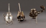 Lotes 508, 507 y 506:
PEQUEÑO MATE CON TAPA Y RABITO UNIDOS POR CADENA.
ANTIGUO MATE DE CALABAZA DEL ALTO PERU.
MATE ENTRERRIANO DE CALABAZA LOBULAR CON RABITO RETORCIDO. Lotes 508, 507 y 506:
PEQUEÑO MATE CON TAPA Y RABITO UNIDOS POR CADENA.
ANTIGUO MATE DE CALABAZA DEL ALTO PERU.
MATE ENTRERRIANO DE CALABAZA LOBULAR CON RABITO RETORCIDO.