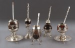 Lotes 514, 531, 510, 511 y 530:
ANTIGUO MATE CUYANO DE CALABACILLA GALLETA OSCURA.
PEQUEÑO MATE PORTEÑO DE CALABACILLA OSCURA.
MATE DE COCOBOLO TALLADO CON ASAS LATERALES.
ANTIGUO MATE CON CUENCO DE CALABAZA NEGRA.
ANTIGUO MATE CUYANO DE CALABAZA GALLETA. Lotes 514, 531, 510, 511 y 530:
ANTIGUO MATE CUYANO DE CALABACILLA GALLETA OSCURA.
PEQUEÑO MATE PORTEÑO DE CALABACILLA OSCURA.
MATE DE COCOBOLO TALLADO CON ASAS LATERALES.
ANTIGUO MATE CON CUENCO DE CALABAZA NEGRA.
ANTIGUO MATE CUYANO DE CALABAZA GALLETA.