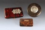 Lotes 532 y 534:
ANTIGUO MONEDERO DE CAREY OSCURO.
ANTIGUA RAPETERA DE CAREY RUBIO CON TAPA. Lotes 532 y 534:
ANTIGUO MONEDERO DE CAREY OSCURO.
ANTIGUA RAPETERA DE CAREY RUBIO CON TAPA.