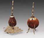 Lotes 555 y 554:
MATE PORTEÑO DE CALABAZA SOBRE SALVILLA EN FORMA DE HOJA.
ANTIGUO MATE PORTEÑO DE CALABAZA GALLETA. Lotes 555 y 554:
MATE PORTEÑO DE CALABAZA SOBRE SALVILLA EN FORMA DE HOJA.
ANTIGUO MATE PORTEÑO DE CALABAZA GALLETA.