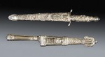 Lotes 558 y 559:
INTERESANTE CUCHILLO CON GUARDAS GALLONEADAS.
CUCHILLO PORTEÑOS DE PRINCIPIOS DEL SIGLO XX. Lotes 558 y 559:
INTERESANTE CUCHILLO CON GUARDAS GALLONEADAS.
CUCHILLO PORTEÑOS DE PRINCIPIOS DEL SIGLO XX.