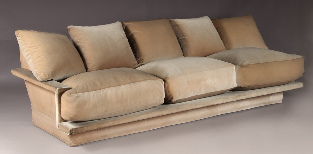  SOFA CONFORTABLE MODELO DE MATTA PARA TRES AMPLIOS CUERPOS. 