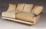 Lote 298: SOFA CONFORTABLE MODELO DE MATTA PARA DOS AMPLIOS CUERPOS.  SOFA CONFORTABLE MODELO DE MATTA PARA DOS AMPLIOS CUERPOS. 