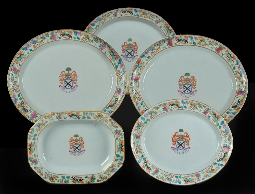 Lotes 391, 392 y 393: 
PAR DE FUENTES EN PORCELANA DE LA COMPAÑIA DE INDIAS.
DOS FUENTES EN PORCELANA DE LA COMPAÑIA DE INDIAS.
FUENTE HONDA EN ANTIGUA PORCELANA DE LA COMPAÑIA DE INDIAS.