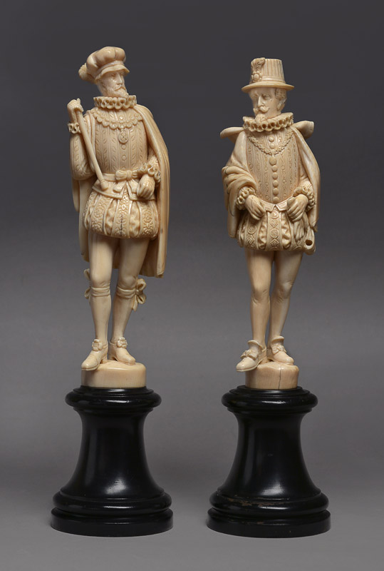  DOS FIGURAS FRANCESAS DE MARFIL ESCULPIDO.