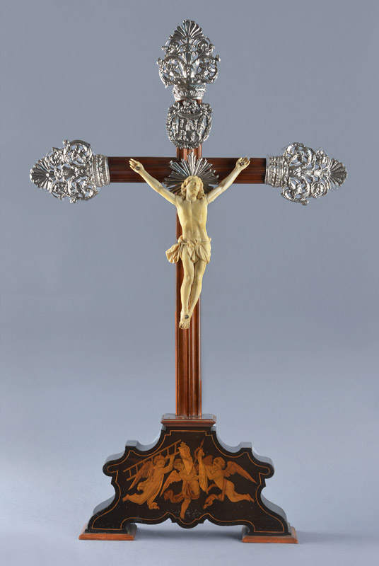  CRUCIFIJO CON CRISTO DE MARFIL ESCULPIDO.