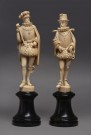 Lote 667: DOS FIGURAS FRANCESAS DE MARFIL ESCULPIDO. Lote 667: DOS FIGURAS FRANCESAS DE MARFIL ESCULPIDO. DOS FIGURAS FRANCESAS DE MARFIL ESCULPIDO.