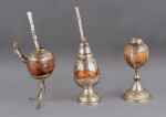 Lotes 485, 481 y 496:
MATE DE CALABAZA GALLETA CON RABITO.
ANTIGUO MATE BOLIVIANO CON CUENCO DE CALABAZA OVOIDE.
ANTIGUO MATE PORTEÑO DEL SIGLO XIX. Lotes 485, 481 y 496:
MATE DE CALABAZA GALLETA CON RABITO.
ANTIGUO MATE BOLIVIANO CON CUENCO DE CALABAZA OVOIDE.
ANTIGUO MATE PORTEÑO DEL SIGLO XIX.