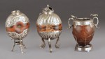 Lotes 488, 486 y 490:
ANTIGUO MATE PORTEÑO DE CALABAZA GALLETA.
ANTIGUO MATE BOLIVIANO DE CALABAZA GALLETA.
ANTIGUO MATE PERUANO DE COCOBOLO TALLADO. Lotes 488, 486 y 490:
ANTIGUO MATE PORTEÑO DE CALABAZA GALLETA.
ANTIGUO MATE BOLIVIANO DE CALABAZA GALLETA.
ANTIGUO MATE PERUANO DE COCOBOLO TALLADO.