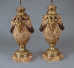 Lote 773: PAR DE ANFORAS FRANCESAS DE MARMOL VETEADO Y BRONCE. Lote 773: PAR DE ANFORAS FRANCESAS DE MARMOL VETEADO Y BRONCE. PAR DE ANFORAS FRANCESAS DE MARMOL VETEADO Y BRONCE.