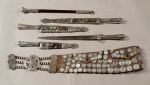 Lotes 588, 585, 584, 586, 580 y 526:
ANTIGUO ARREADOR CRIOLLO FINES DEL SIGLO XIX.
ANTIGUO FACON CARONERO DEL SIGLO XIX.
ANTIGUO FACON ARGENTINO FINES DEL SIGLO XIX.
ANTIGUA DAGA CON PUNZON DE ORFEBRE E. FUNES.
CUCHILLO CRIOLLO CON MARCA DE PLATERO J. FERNANDEZ.
ANTIGUA RASTRA PORTEÑA CON TIRADOR DE CUERO. Lotes 588, 585, 584, 586, 580 y 526:
ANTIGUO ARREADOR CRIOLLO FINES DEL SIGLO XIX.
ANTIGUO FACON CARONERO DEL SIGLO XIX.
ANTIGUO FACON ARGENTINO FINES DEL SIGLO XIX.
ANTIGUA DAGA CON PUNZON DE ORFEBRE E. FUNES.
CUCHILLO CRIOLLO CON MARCA DE PLATERO J. FERNANDEZ.
ANTIGUA RASTRA PORTEÑA CON TIRADOR DE CUERO.