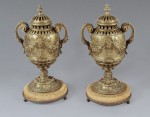 Lote 782: PAR DE ANTIGUAS ANFORAS FRANCESAS DE BRONCE CINCELADO. Lote 782: PAR DE ANTIGUAS ANFORAS FRANCESAS DE BRONCE CINCELADO. PAR DE ANTIGUAS ANFORAS FRANCESAS DE BRONCE CINCELADO.