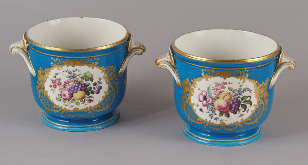  PAR DE ANTIGUOS CACHE POTS DE PORCELANA FRANCESA DE SEVRES.