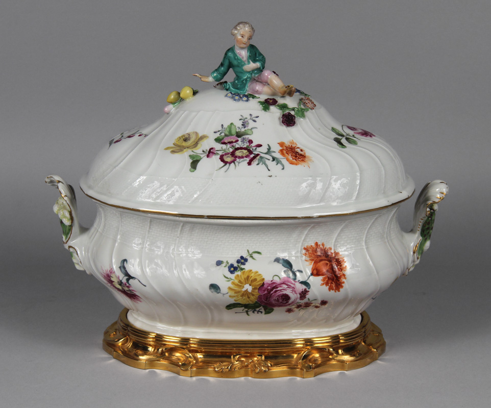  ANTIGUA SOPERA DE PORCELANA ALEMANA CON TAPA.