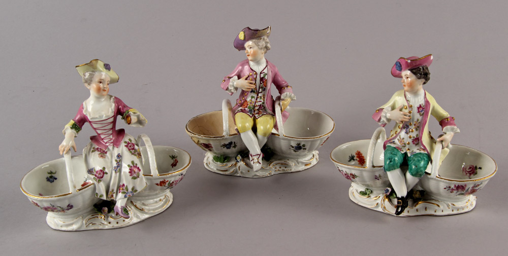  TRES PEQUEÑOS SALEROS DE ANTIGUA PORCELANA DE MEISSEN.