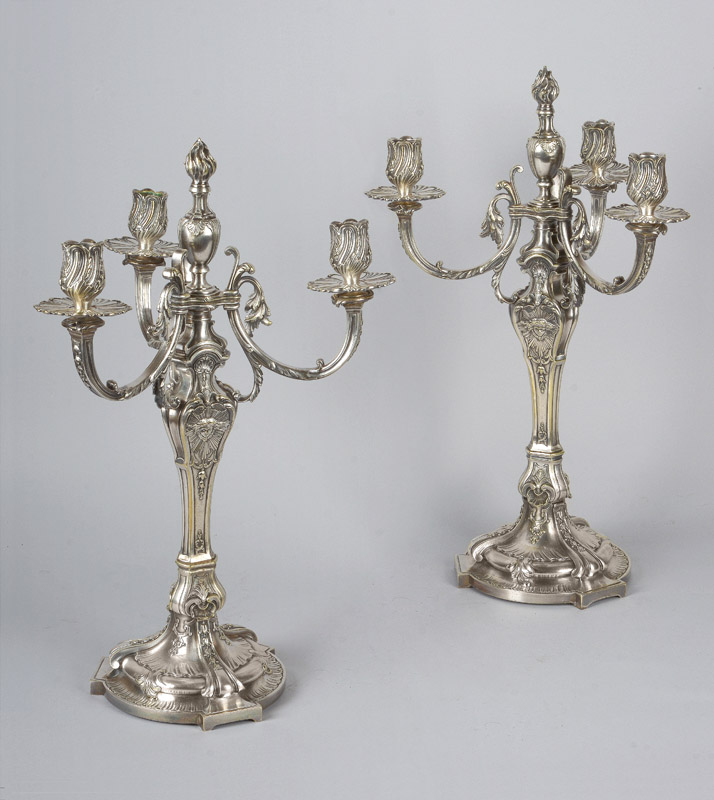  PAR DE CANDELABROS FRANCESES DE METAL CHRISTOFLE. 