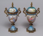 Lote 670: PAR DE PEQUEÑOS POTICHES DE PORCELANA FRANCESA CON TAPA. Lote 670: PAR DE PEQUEÑOS POTICHES DE PORCELANA FRANCESA CON TAPA. PAR DE PEQUEÑOS POTICHES DE PORCELANA FRANCESA CON TAPA.