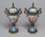 Lote 670: PAR DE PEQUEÑOS POTICHES DE PORCELANA FRANCESA CON TAPA. PAR DE PEQUEÑOS POTICHES DE PORCELANA FRANCESA CON TAPA.