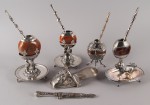 Lotes 483, 531, 514, 512, 541 y 564:
ANTIGUO MATE RIOPLATENSE DEL SIGLO XIX.
ANTIGUO MATE CUYANO DE CALABAZA GALLETA CON SALVILLA.
ANTIGUO MATE PORTEÑO CON PUNZON DE PLATERO J. FERNANDEZ.
ANTIGUO MATE DE CALABAZA GALLETA CON SALVILLA.
ANTIGUO ESTRIBO SANDALIA DEL ALTO PERU SIGLO XVIII.
ANTIGUO CUCHILLO VERIGERO CON PUNZON DE PLATERO FERNANDEZ. Lotes 483, 531, 514, 512, 541 y 564:
ANTIGUO MATE RIOPLATENSE DEL SIGLO XIX.
ANTIGUO MATE CUYANO DE CALABAZA GALLETA CON SALVILLA.
ANTIGUO MATE PORTEÑO CON PUNZON DE PLATERO J. FERNANDEZ.
ANTIGUO MATE DE CALABAZA GALLETA CON SALVILLA.
ANTIGUO ESTRIBO SANDALIA DEL ALTO PERU SIGLO XVIII.
ANTIGUO CUCHILLO VERIGERO CON PUNZON DE PLATERO FERNANDEZ.