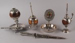 Lotes 494, 510, 529, 589 y 569:
ANTIGUO MATE CUYANO DE CALABAZA ESFERICA CON SALVILLA.
ANTIGUO MATE NORTEÑO DE CALABAZA RUBIA.
ANTIGUO MATE DEL ALTO PERU SIGLO XVIII.
ANTIGUO LIMOSNERO DEL ALTO PERU SIGLO XIX.
ANTIGUO CUCHILLO CRIOLLO DEL SIGLO XIX. Lotes 494, 510, 529, 589 y 569:
ANTIGUO MATE CUYANO DE CALABAZA ESFERICA CON SALVILLA.
ANTIGUO MATE NORTEÑO DE CALABAZA RUBIA.
ANTIGUO MATE DEL ALTO PERU SIGLO XVIII.
ANTIGUO LIMOSNERO DEL ALTO PERU SIGLO XIX.
ANTIGUO CUCHILLO CRIOLLO DEL SIGLO XIX.