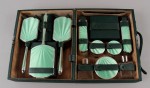 Lote 449: ESTUCHE CON CATORCE PIEZAS INGLESAS PARA TOILETTE. Lote 449: ESTUCHE CON CATORCE PIEZAS INGLESAS PARA TOILETTE. ESTUCHE CON CATORCE PIEZAS INGLESAS PARA TOILETTE.