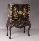 Lote 265: GABINETE INGLES CON DECORACION CHINA.  GABINETE INGLES CON DECORACION CHINA. 