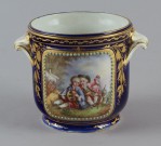 Lote 723: PEQUEÑO CACHE POT DE ANTIGUA PORCELANA FRANCESA. Lote 723: PEQUEÑO CACHE POT DE ANTIGUA PORCELANA FRANCESA. PEQUEÑO CACHE POT DE ANTIGUA PORCELANA FRANCESA.