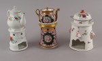 Lote 736: TRES PIEZAS DIFERENTES DE PORCELANA EUROPEA. Lote 736: TRES PIEZAS DIFERENTES DE PORCELANA EUROPEA. TRES PIEZAS DIFERENTES DE PORCELANA EUROPEA.