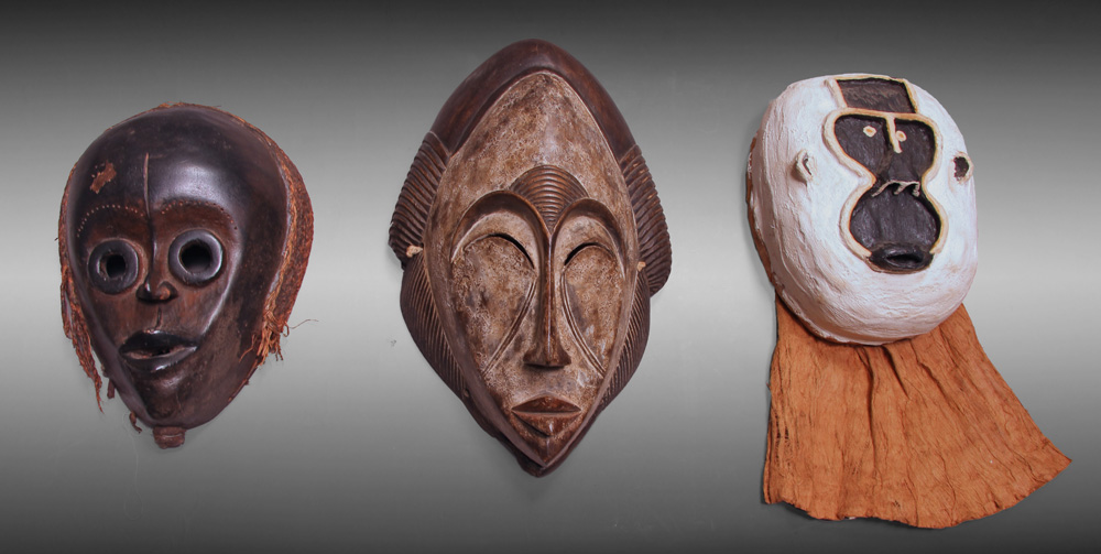  TRES ANTIGUAS MASCARAS DE MADERA TALLADA Y POLICROMADA.