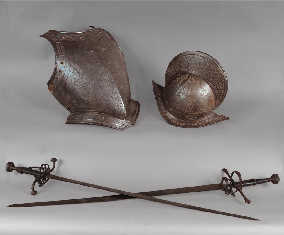 ANTIGUA CORAZA Y CASCO DE CHAPA DE HIERRO.