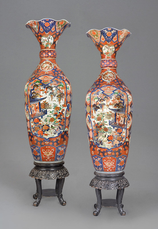 : PAR DE IMPORTANTES VASOS DE PORCELANA JAPONESA DE IMARI.