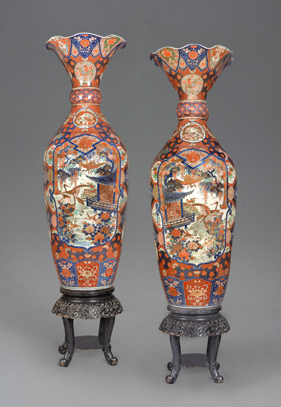 : PAR DE IMPORTANTES VASOS DE PORCELANA JAPONESA DE IMARI.