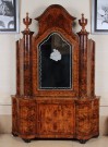 Lote 59: ANTIGUO GABINETE VENECIANO FORMADO POR DOS CUERPOS. Lote 59: ANTIGUO GABINETE VENECIANO FORMADO POR DOS CUERPOS. ANTIGUO GABINETE VENECIANO FORMADO POR DOS CUERPOS.
