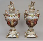 Lote 91: PAR DE ANFORAS DE PORCELANA ALEMANA DE DRESDEN CON TAPA. Lote 91: PAR DE ANFORAS DE PORCELANA ALEMANA DE DRESDEN CON TAPA. PAR DE ANFORAS DE PORCELANA ALEMANA DE DRESDEN CON TAPA.