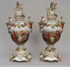 Lote 91: PAR DE ANFORAS DE PORCELANA ALEMANA DE DRESDEN CON TAPA. PAR DE ANFORAS DE PORCELANA ALEMANA DE DRESDEN CON TAPA.