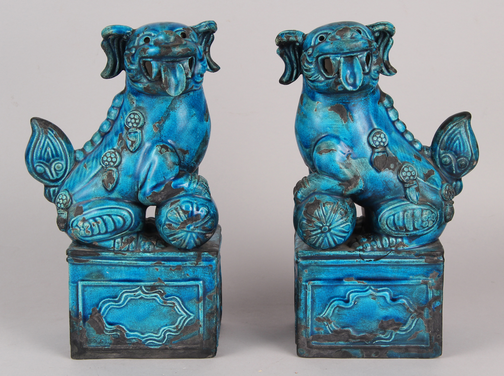  PAR DE ANTIGUAS FIGURAS DE PORCELANA BLEU DE CHINE.