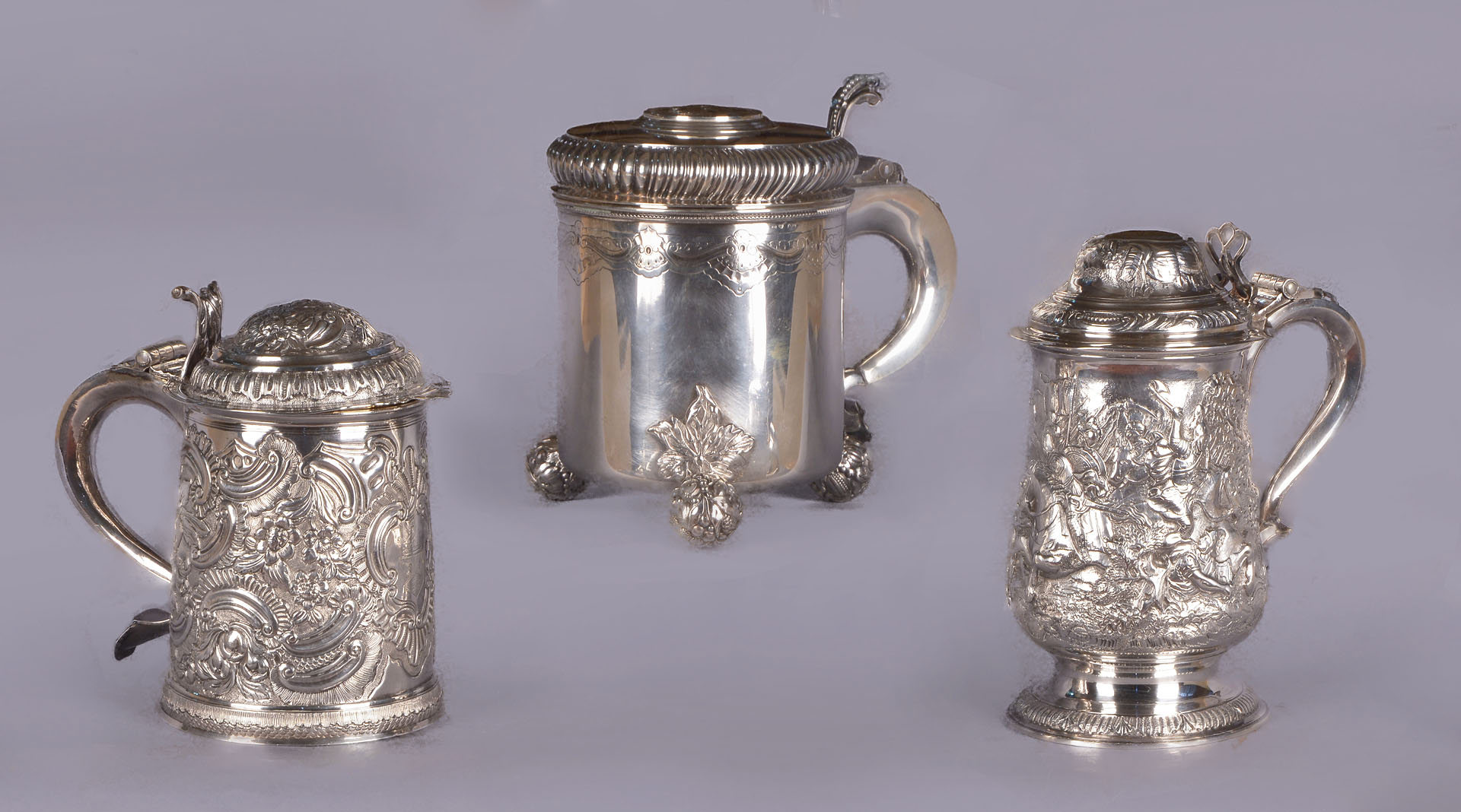 Lotes 470, 472 y 471: 
IMPORTANTE TANKARD SUECO CON TAPA UNIDA AL ASA LATERAL.
ANTIGUO TANKARD INGLES CON TAPA CIRCA 1700.
ANTIGUO TANKARD INGLES JORGE III CON TAPA.