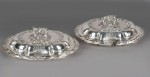 Lote 461: PAR DE ANTIGUAS GUISERAS DE PLATA INGLESA SELLADA CON TAPA. PAR DE ANTIGUAS GUISERAS DE PLATA INGLESA SELLADA CON TAPA.